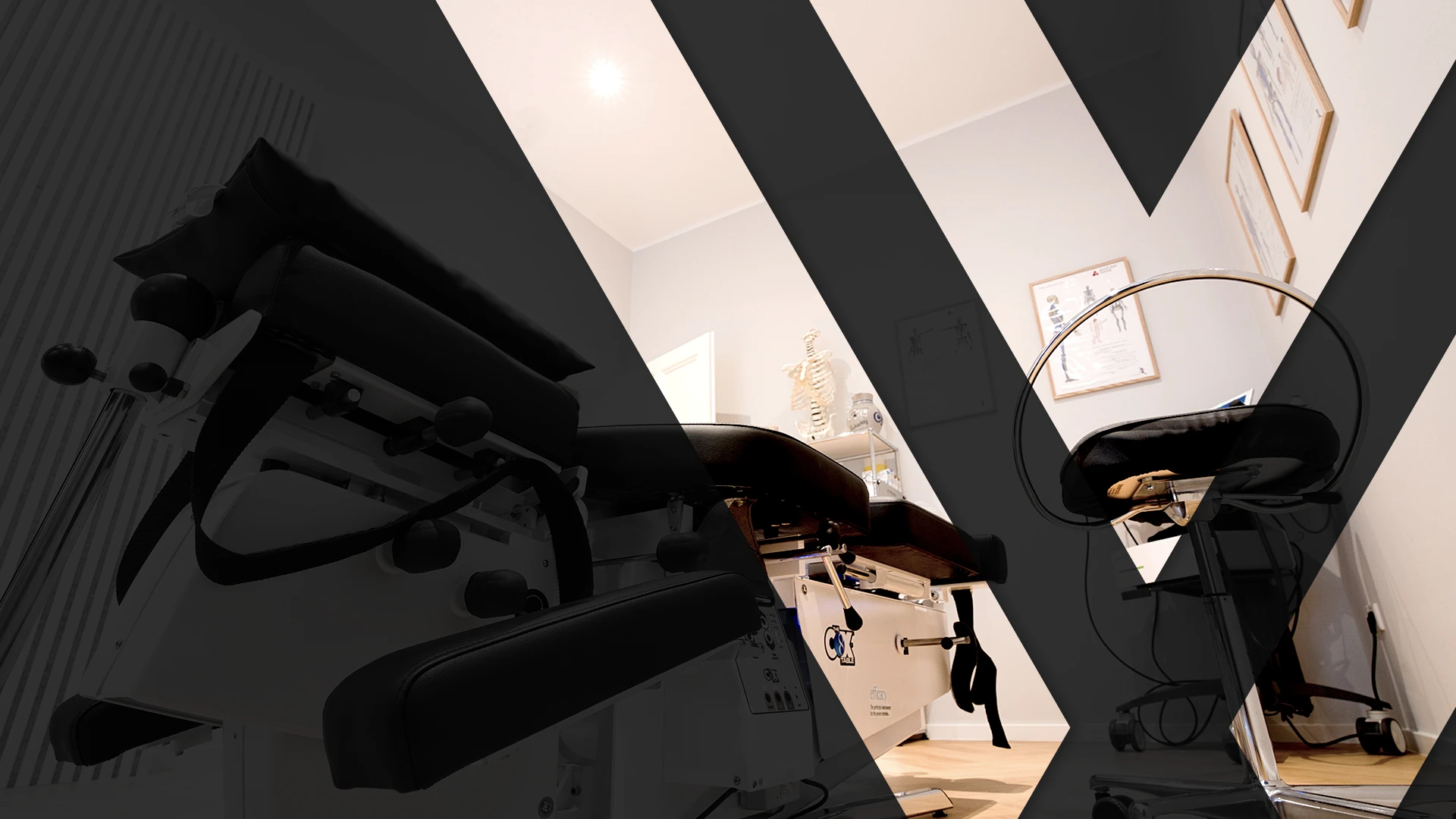 Behandlungsraum mit moderner Therapieliege, Stuhl und anatomischen Schaubildern an der Wand