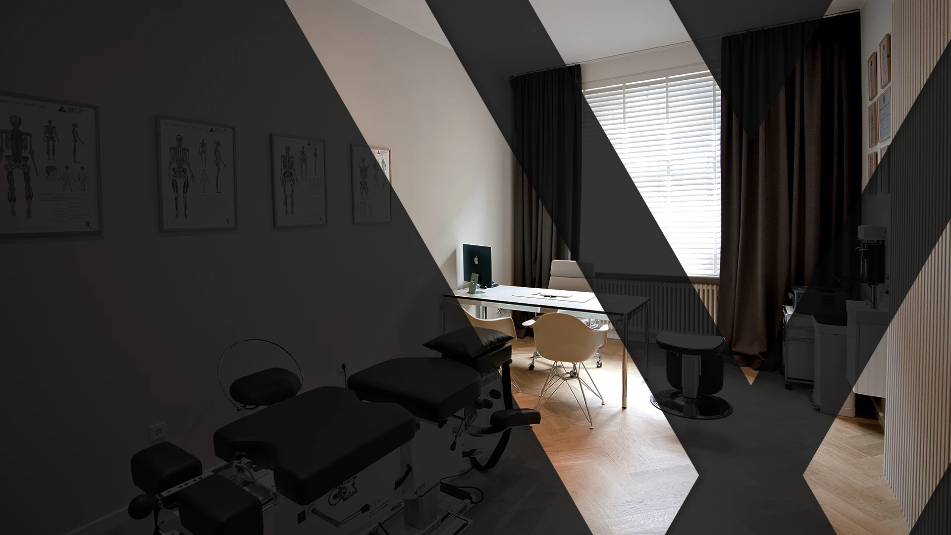 Moderner Praxisraum mit Behandlungsbank, Schreibtisch, Computer und Anatomiepostern an der Wand.