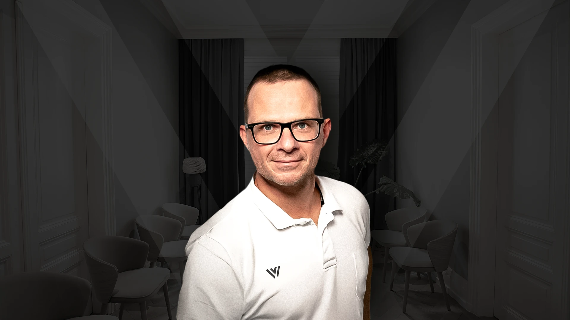 ddy, Teammitglied von Von Werner, im Porträt mit weißem Poloshirt und Unternehmenslogo, vor dunklem Hintergrund.