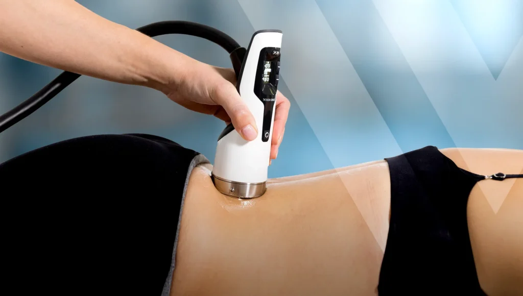 Medizinisches Gerät für Stoßwellentherapie in Anwendung am Rücken.